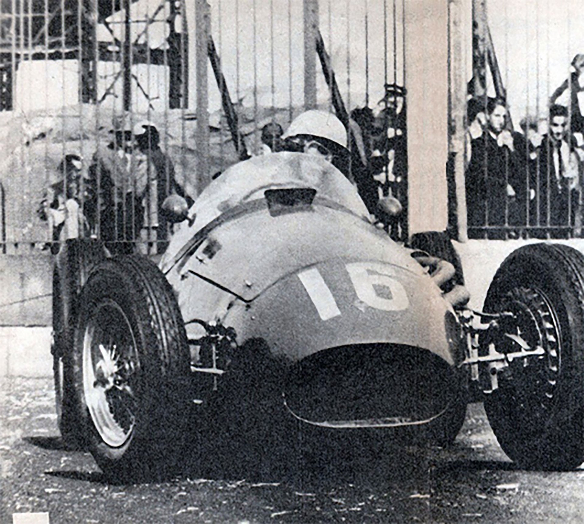 Roberto Mieres en acción sobre una Maserati (Archivo CORSA)