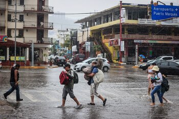 Personas caminan por una calle