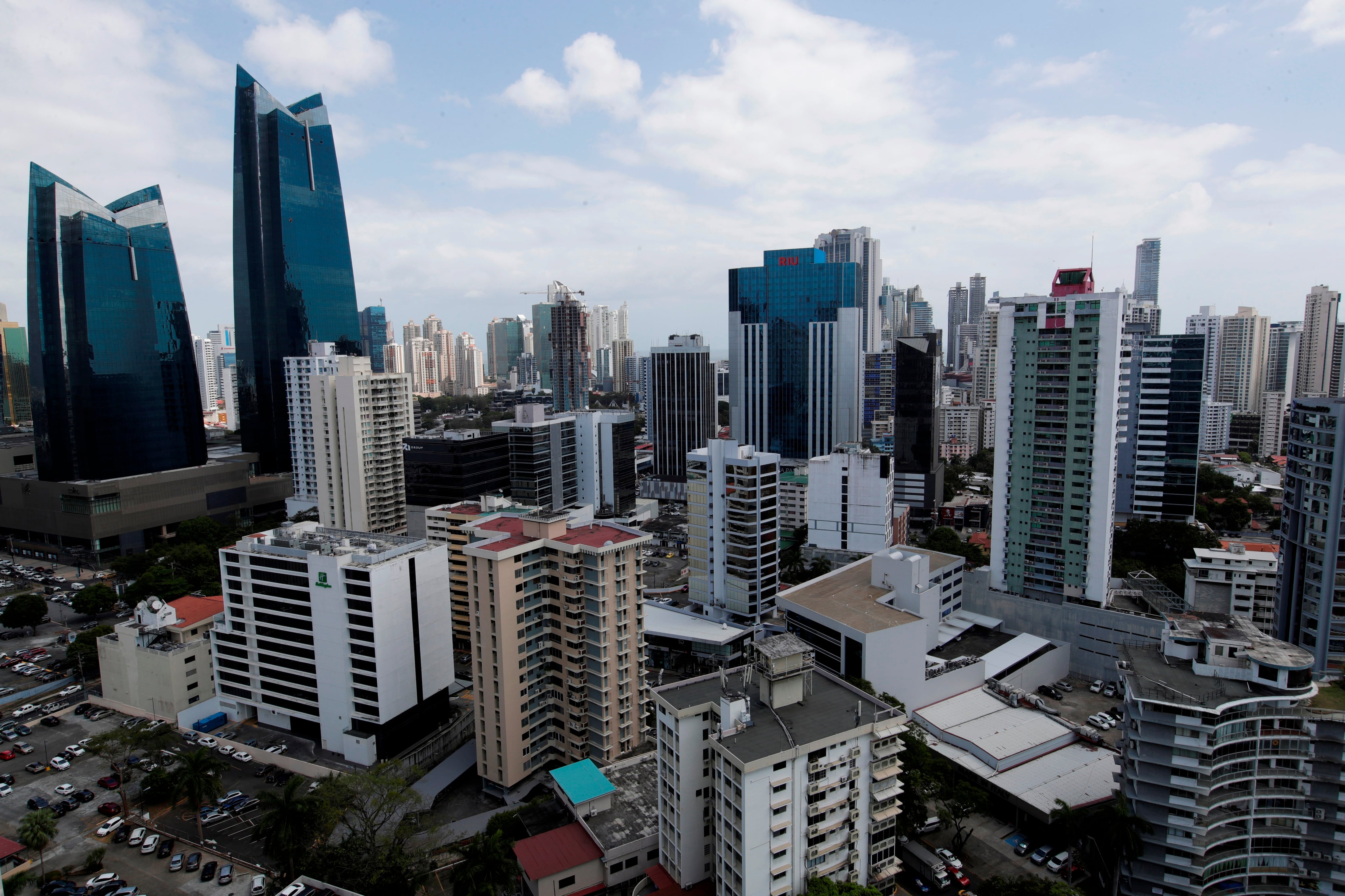 Fotografía de archivo en la que se registró una panorámica general del centro bancario de la Ciudad de Panamá (Panamá). EFE/Bienvenido Velasco