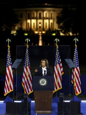 Kamala Harris habló con la Casa Blanca de Fondo (REUTERS/Hannah McKay)