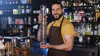 El barman contemporáneo combina precisión,