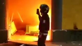 En Bucaramanga incendiaron un establecimiento en las inmediaciones del estadio Alfonso López. Foto: Captura de pantalla