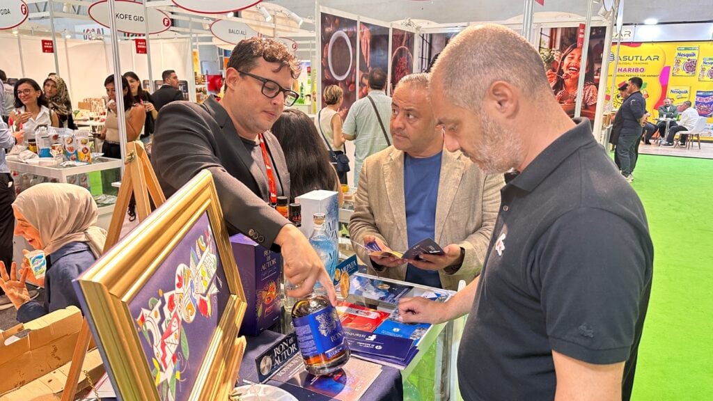La reunión con las gremiales empresariales abordó oportunidades de negocios y buscó dinamizar los intercambios, en paralelo a la exhibición de café de especialidad, miel y derivados, galletas, cacao y chocolate, además de licores (Foto cortesía Ministerio de Relaciones Exteriores)