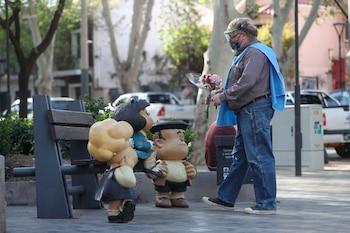 Un hombre lleva flores a