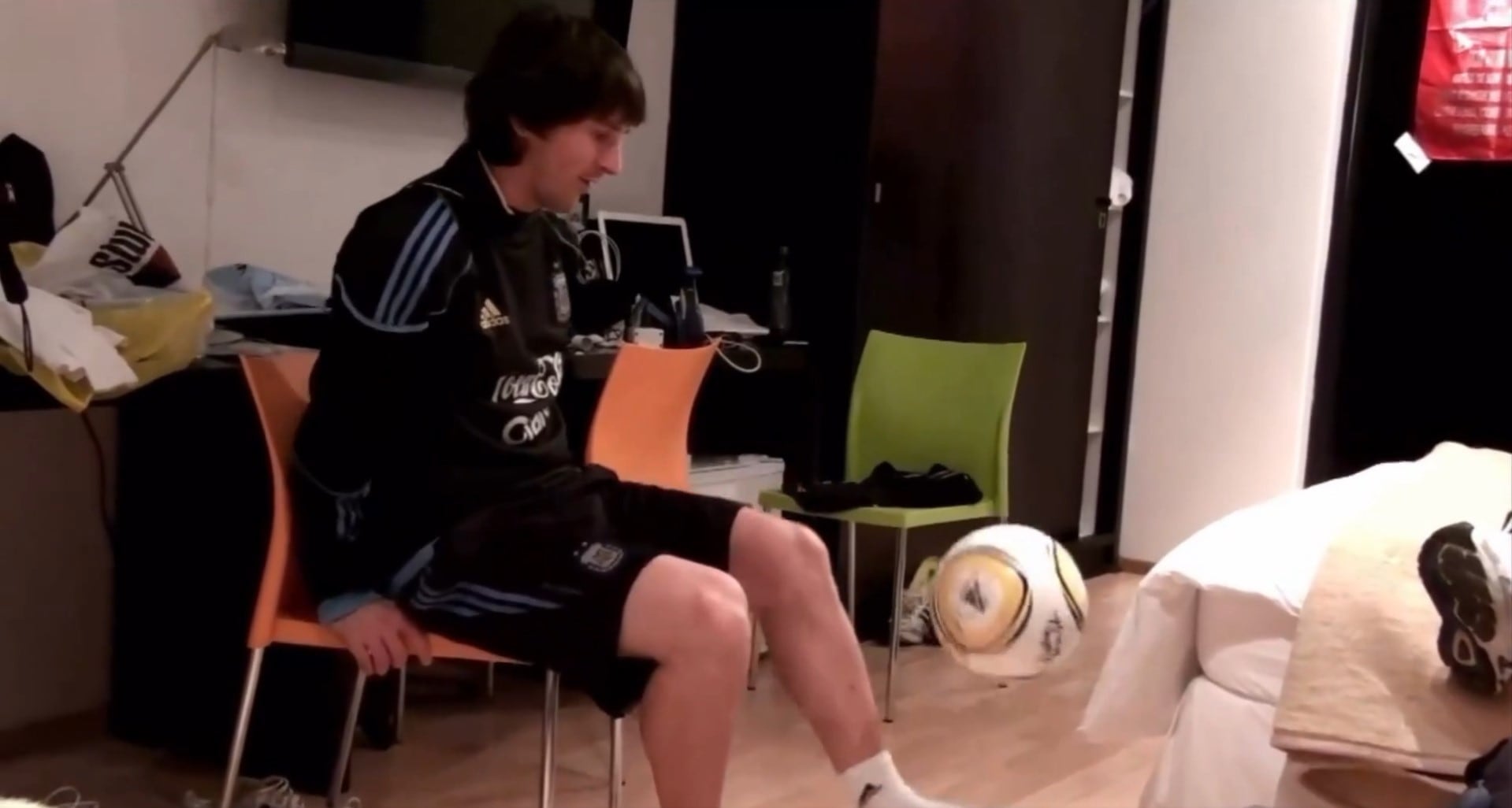 Las imágenes que muestran a la Pulga haciendo jueguitos con la pelota Jabulani