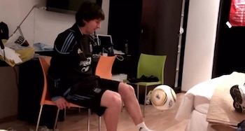 Las imágenes que muestran a la Pulga haciendo jueguitos con la pelota Jabulani