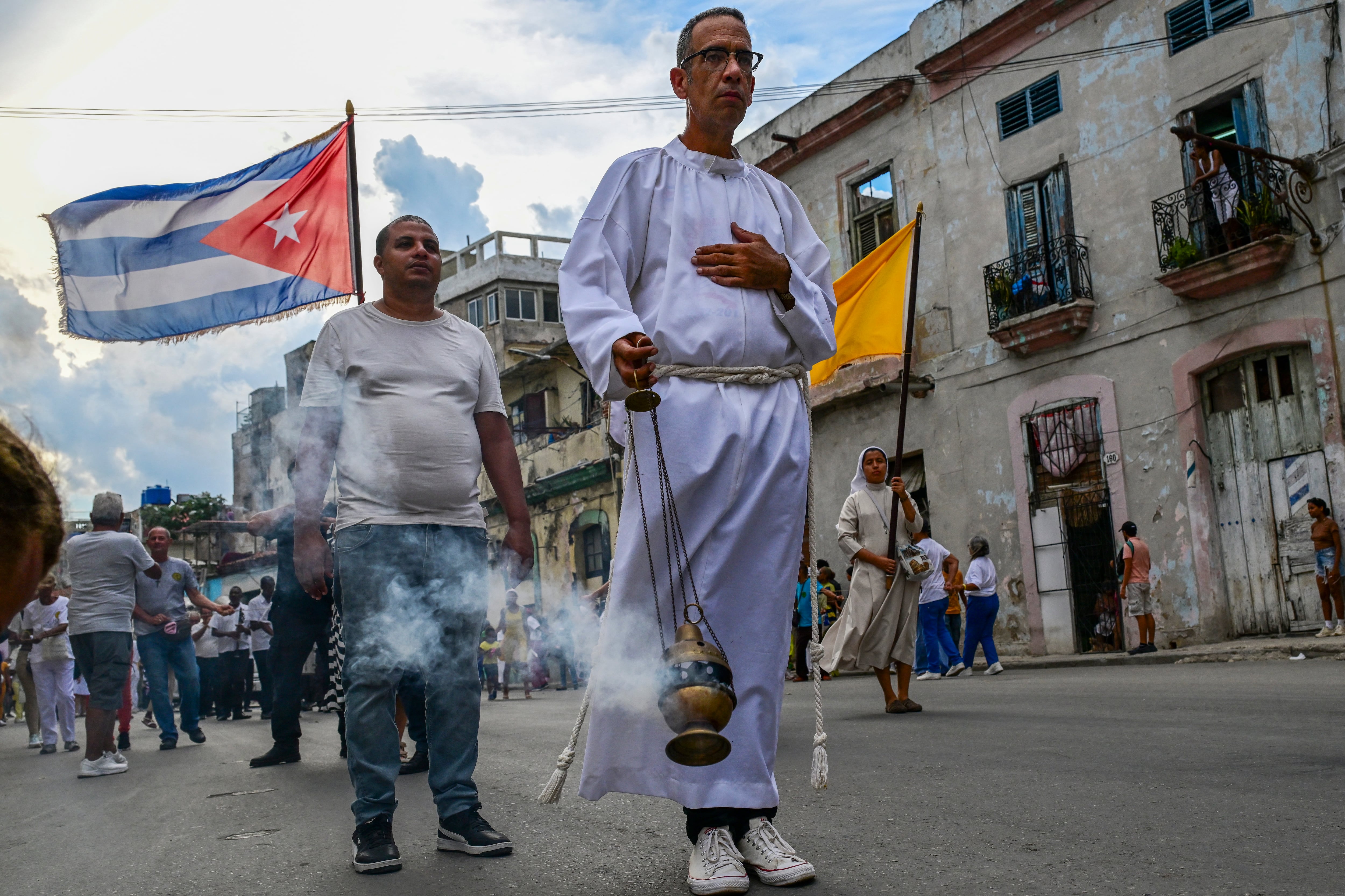 Se le ofrenda a Oshún como símbolo de la dulzura y el amor, derramándola a veces alrededor de sus soperas o altares. (Infobae Cuba/ YAMIL LAGE / AFP)