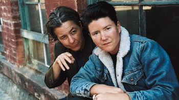 Dodge (izquierda) usa pronombres masculinos