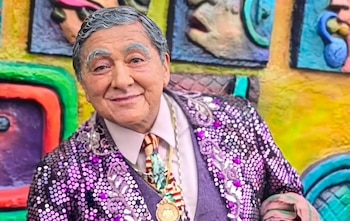 Carlos Bonavides alcanzó fama en Televisa por su personaje Huicho Domínguez y su participación en el videoclip refuerza el intercambio cultural entre México y Guatemala.