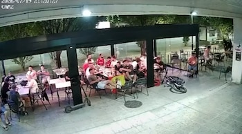 El momento previo a la agresión de los encapuchados en Berriozar (Captura de pantalla)
