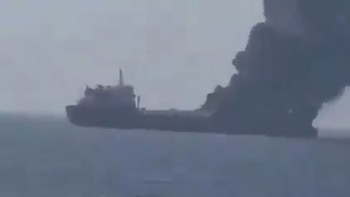 Un petrolero sufrió un incendio tras recibir el impacto de un proyectil en el estrecho de Ormuz