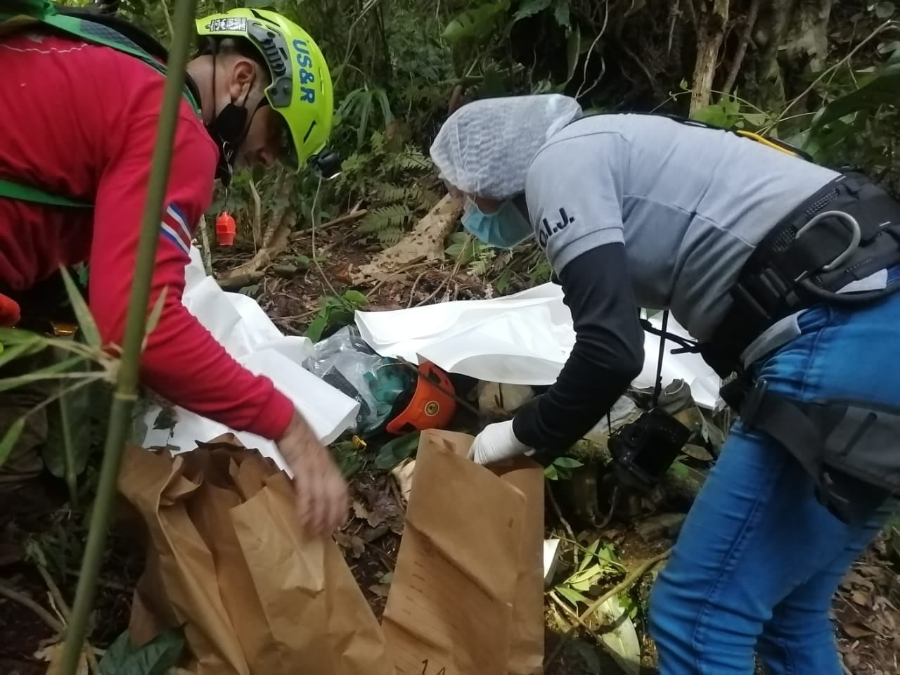 Un basurero clandestino convertido en escena del crimen: aquí, entre desechos y maleza, terminó la búsqueda que mantuvo en vilo a toda Costa Rica (Foto cortesía La Nación).