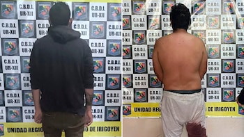Díptico de un hombre de espaldas ante un fondo con logos policiales. A la izquierda, viste sudadera negra. A la derecha, torso descubierto y pantalón con mancha roja