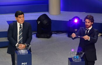 Pablo Aimar junto a Diego Armando Maradona (i) durante la ceremonia del sorteo de la copa del Mundial Sub'20 de Corea 2017 (Foto: EFE)