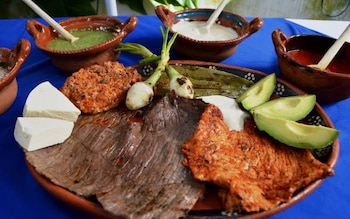 La cecina suele acompañarse con queso y crema. (Visit Yecapixtla)