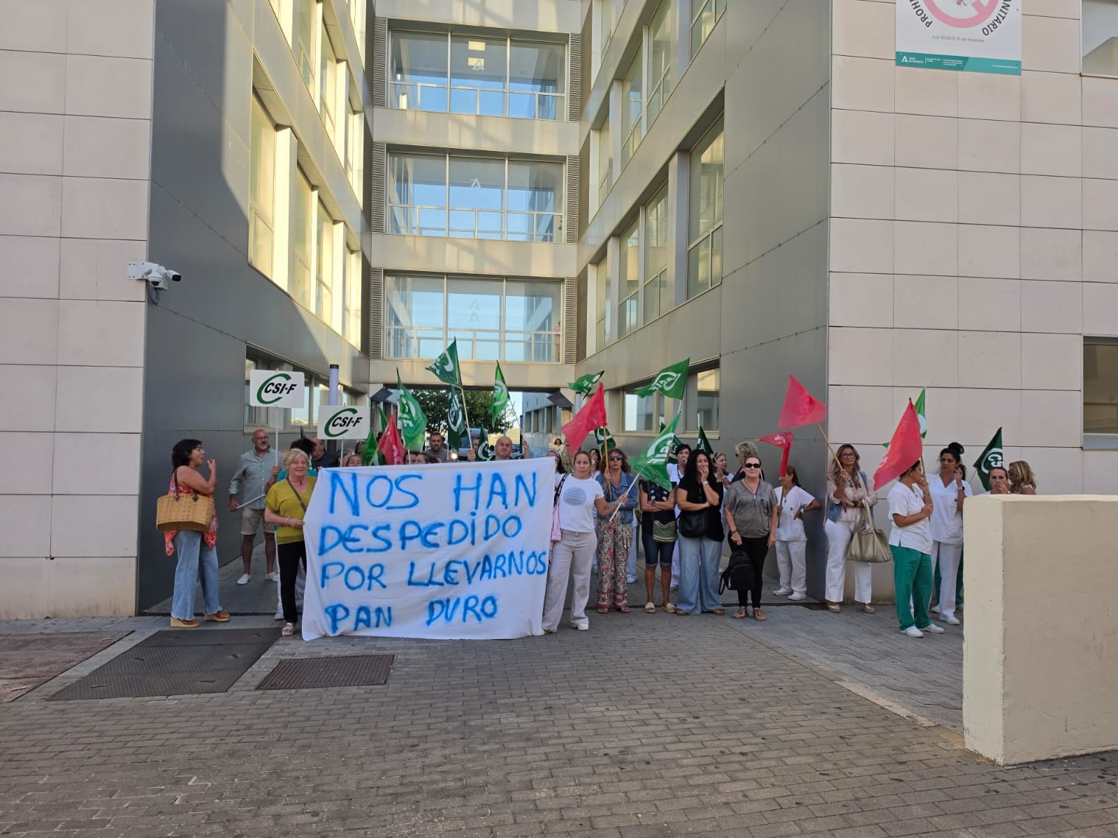 Concentración a las puertas del Hospital de Jerez en apoyo a las dos trabajadoras de limpieza despedidas por llevarse pan duro. (X/CSIF Cádiz)