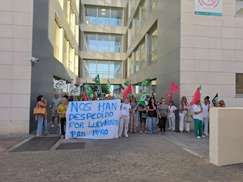 Concentración a las puertas del Hospital de Jerez en apoyo a las dos trabajadoras de limpieza despedidas por llevarse pan duro. (X/CSIF Cádiz)