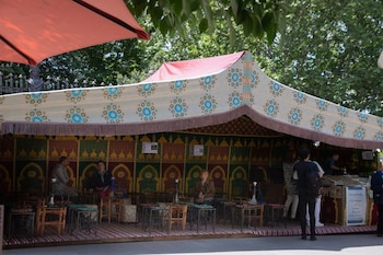 Uno de los artesanos marroquíes en una edición pasada de la feria que se ha organizado en Madrid