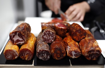 Variedad de embutidos y chacinas