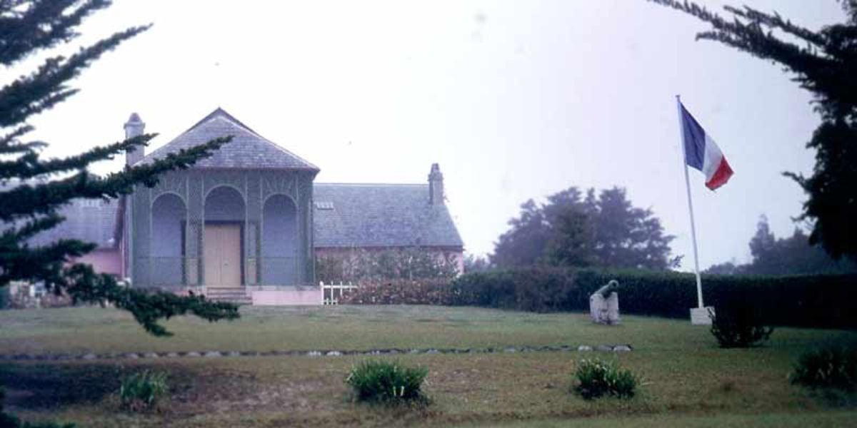 Longwood House preserva la memoria de Napoleón con mobiliario original y una ambientación fiel a la época de su exilio en la isla (Wikipedia)