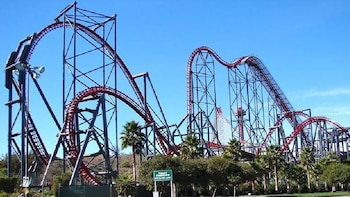 Cierran una famosa montaña rusa del parque Six Flags en California tras reportes de graves lesiones cerebrales