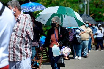 Personas hacen fila hoy para recibir la primera dosis de la vacuna AstraZeneca contra la covid-19, en el Hospital Manolo Morales en Managua (Nicaragua). EFE/Jader Flores