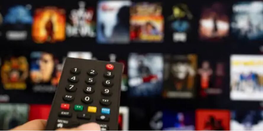 Ver episodios de manera intensiva genera sobrecarga cognitiva en el cerebro y dificulta la codificación profunda de la información (Visualesia)