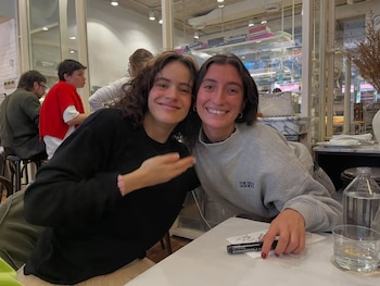 Rosalía visita una cocina porteña y recibe un mini tour del equipo del local