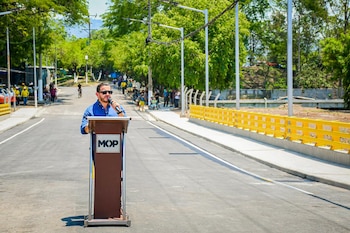 El Ministerio de Obras Públicas finaliza la construcción del puente de Villa Lourdes en menos tiempo del programado gracias a jornadas extendidas. (Cortesía: Secretaría de Prensa de la Presidencia)