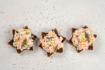 Canapés con paté de salmón