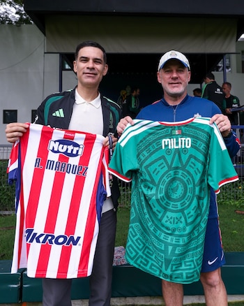 Gabriel Milito recibió a Rafael Márquez en las instalaciones de Chivas. Ambos se saludaron afectuosamente y compartieron anécdotas antes del entrenamiento de este miércoles 9 de septiembre. (X/ @Chivas)