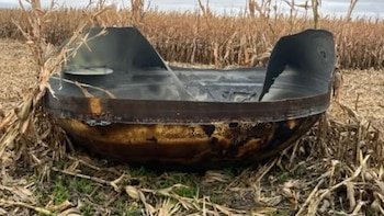 Un agricultor halló en su campo de maíz en Minnesota los restos de un cohete chino de 3,35 metros