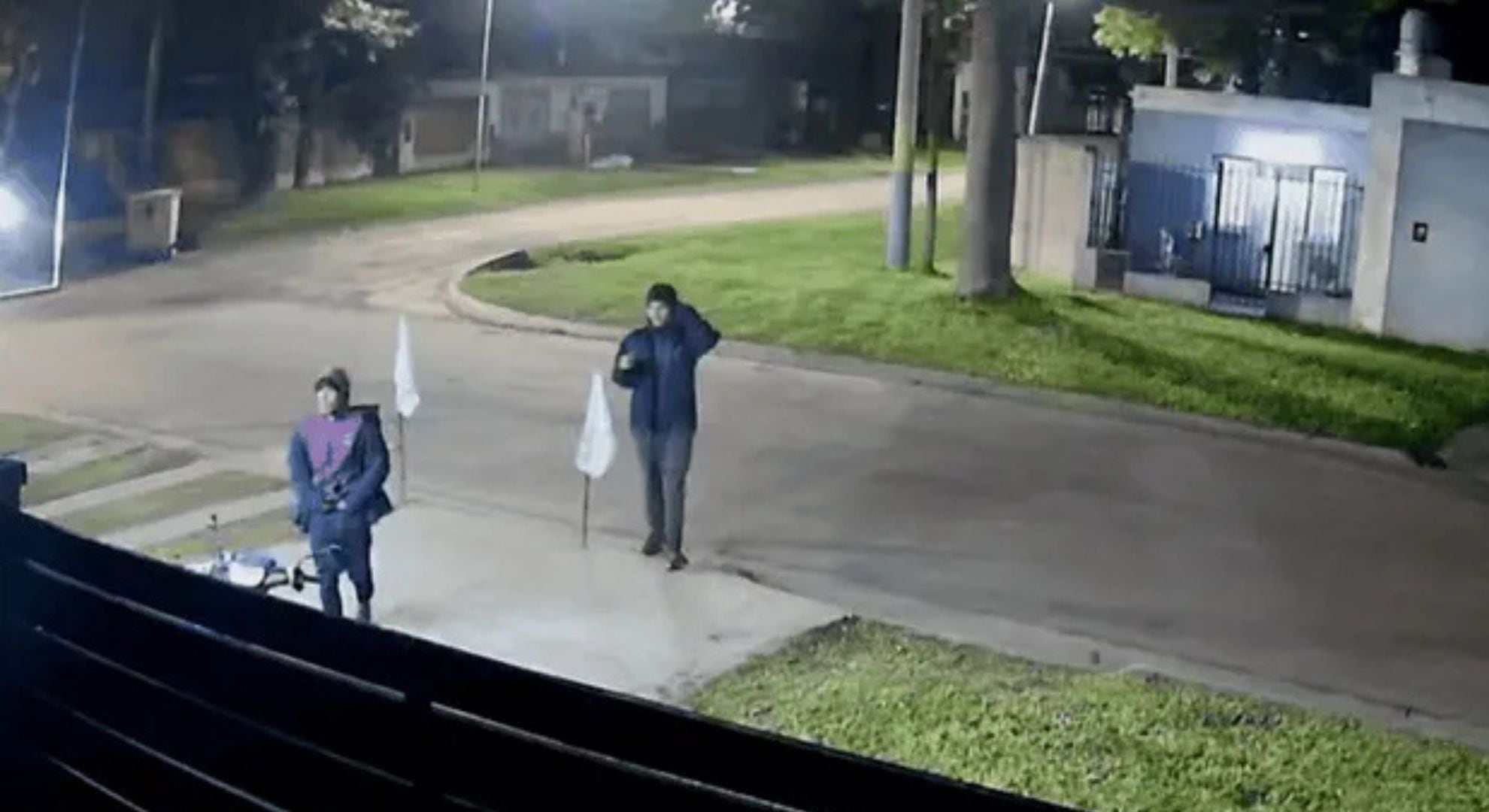 Peleó con ladrones que querían ingresar a su casa: le cortaron un dedo con un machete y golpearon a su madre no vidente