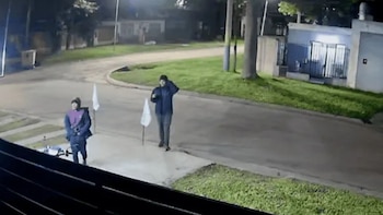 Peleó con ladrones que querían ingresar a su casa: le cortaron un dedo con un machete y golpearon a su madre no vidente