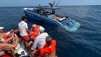 Rescatan a los seis tripulantes de una lancha que se hundía frente a Portals Vells