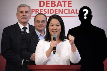 Keiko Fujimori habla en un podio con micrófono y el puño levantado. Detrás de ella hay dos hombres y una silueta negra con un signo de interrogación.