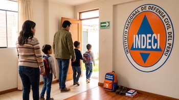 Una familia camina hacia una puerta abierta cerca de un mural, una señal verde de evacuación, una mochila de emergencia y un botiquín.