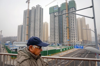 Un hombre camina junto al