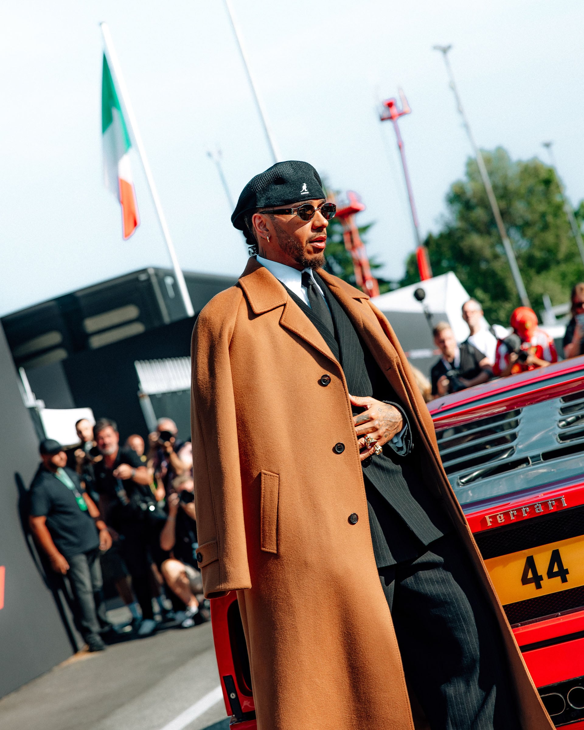 Lewis Hamilton llegó a bordo de su Ferrari con patente número 44 (@f1)