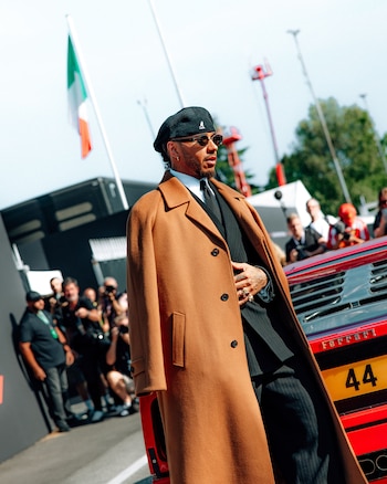 Lewis Hamilton llegó a Monza en su nuevo Ferrari clásico