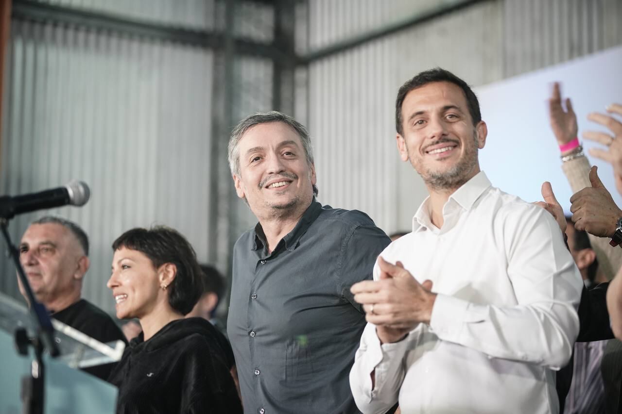 Julián Álvarez (Lanús) y Mayra Mendoza (Quilmes) junto a Máximo Kirchner
