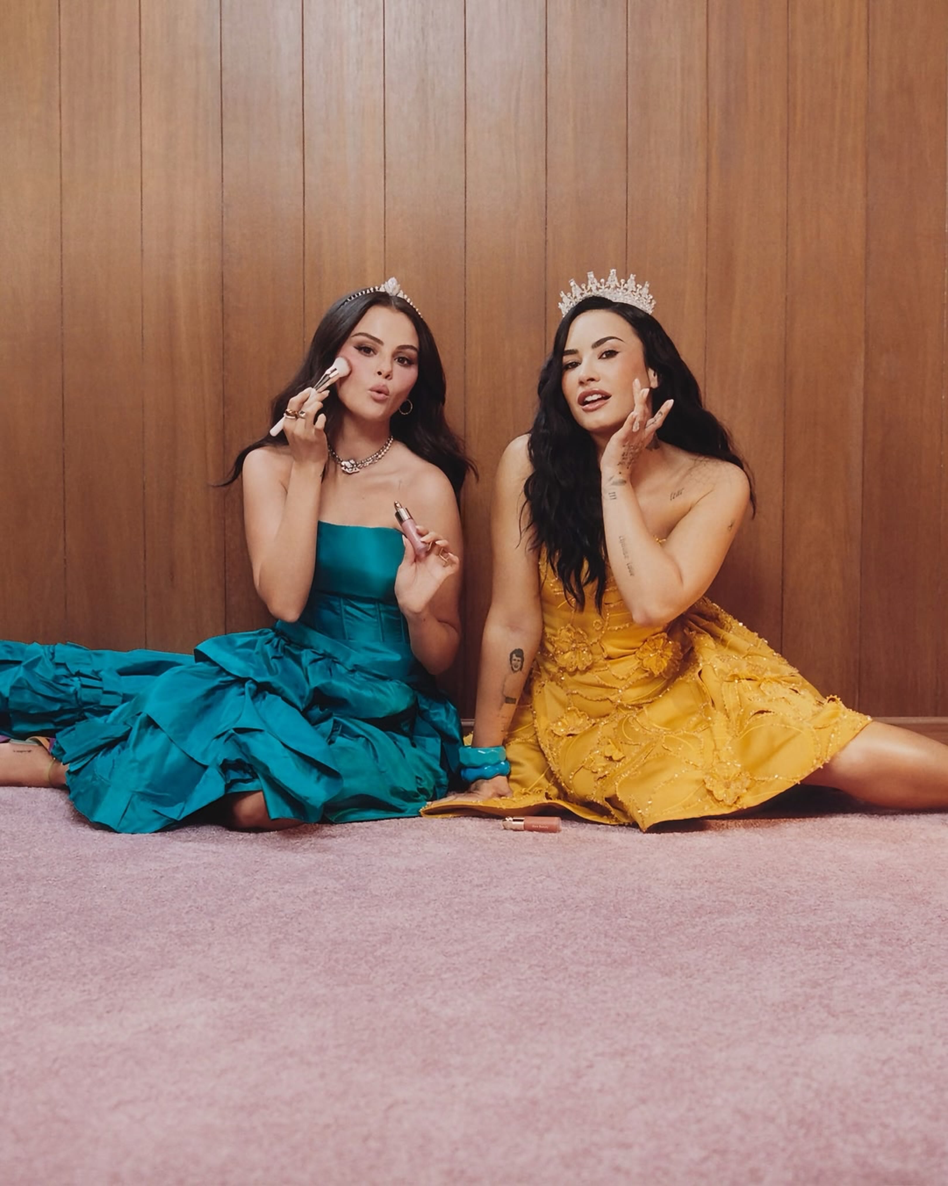 El reencuentro de Selena Gomez y Demi Lovato formó parte de una producción vinculada a Rare Beauty