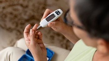 Adiós a los pinchazos en los dedos para medir el azúcar: llega a las farmacias de España el primer dispositivo “sin aguja y sin dolor” para pacientes con diabetes