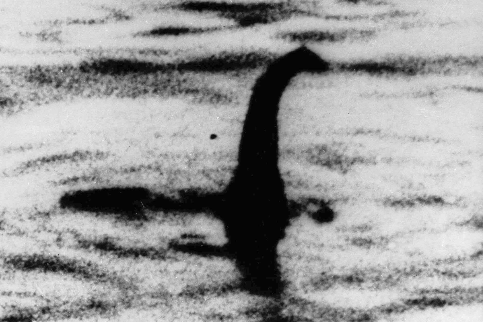ARCHIVO - La foto sin fecha muestra una sombra que según algunos es el monstruo del Lago Ness en Escocia, luego desacreditada como un engaño (AP Foto/File)