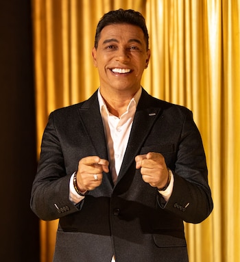 Camilo Cifuentes es médico de profesión y desarrolló en paralelo una carrera artística que incluye premios en el programa Sábados Felices, participación en el grupo La Banda Francotiradores y su rol como entrenador de imitación y presencia escénica en Yo Me Llamo.