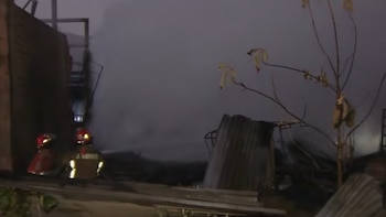 Bomberos piden apoyo de cisternas para controlar incendio en Ate . (Foto: TV Perú)