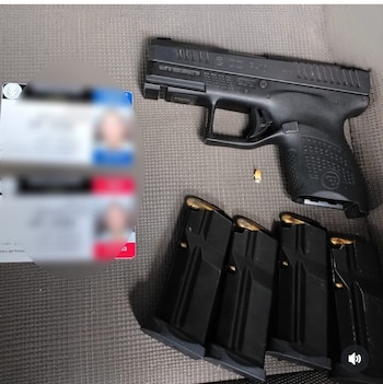 Durante la inspección de los vehículos vinculados con el presunto tumbe de drogas en Albrook, la Policía Nacional reportó el hallazgo de un arma de fuego con su respectivo permiso, que quedó bajo revisión como parte de las investigaciones. Tomada de Instagram