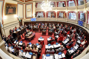 Vista panorámica del recinto del senado con legisladores en sus bancas, monitores en las mesas y balcones decorados