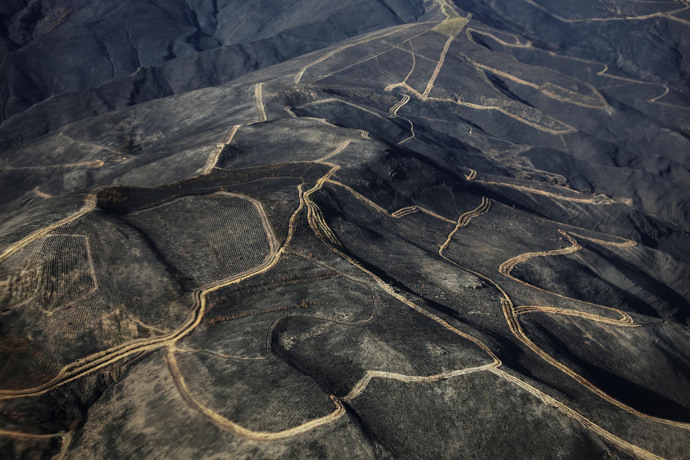 Miles de hectáreas carbonizadas se vieron en las montañas de los municipios de A Rua y Villamartín de Valdeorras, Galicia, España, el 16 de septiembre. Aunque los incendios forestales sin precedentes que arrasaron España y Portugal en agosto han remitido, los residentes de las comunidades rurales de la región noroccidental española de Galicia luchan contra sus consecuencias (Nacho Doce—Reuters)