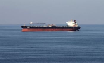 Buques petroleros pasan por el